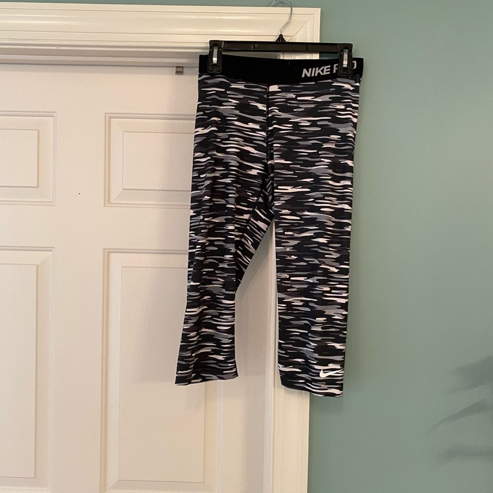 Nike dri fit Capri leggings black white gray L